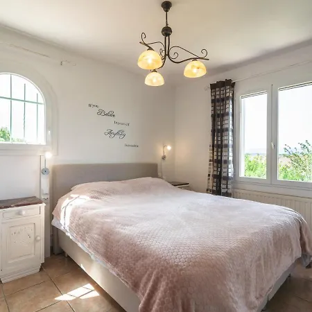 Detached In Beautiful * Carcasona