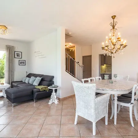 Detached In Beautiful * Carcasona